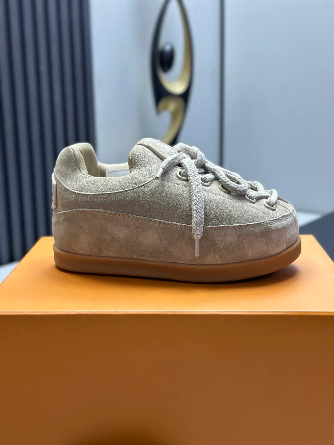 👟👟Ex-factory price 720👟👟 Top version LV-Louis Vuitton-Bread Catwalk New Style 1:1 development replica of the original version! ! The upper foot is very comfortable. It is made of luxurious materials and fine workmanship. The midsole is printed with English letters "Made in Europe". The upper is made of calfskin imported from Italy. The side is decorated with the brand's LOGO and signature. The latest latex foot pads and mesh lining make the foot feel super comfortable. The original two-color TPU combination outsole is specially provided by the original factory. Bag technology Goodyear stitched edges Fabric: Exclusive customized first-layer cowhide Accessories: Exclusive private model Vuitton logo, lining: Customized silk mesh lining - first-layer silk cowhide lining Outsole: TPU combination outsole wear-resistant, non-slip and anti-yellowing Foot pads: new latex pads-mesh sweat-absorbent Counter technology: fully computerized sewing machine wire drawing Toe box back cover Hot and cold shaping Full set of pull-top lasts with medium and low logo patterns Counter packaging - Shoelaces, certificates, cards, instructions, certificates, dust bags, the most complete packaging on the entire network, women's models 35-40 men's models are under development
